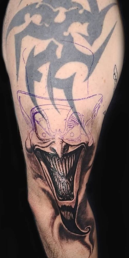 Tatuaje tribal antiguo con el stencil del nuevo diseño en violeta