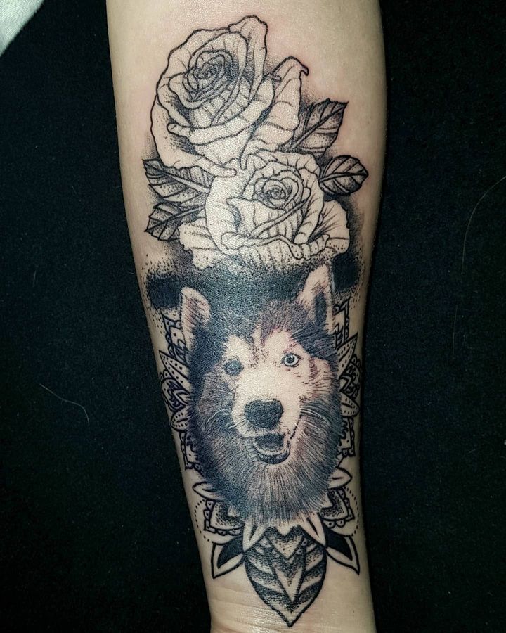 Tatuaje de husky con rosas en el antebrazo