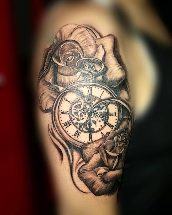 Tatuaje de reloj de bolsillo con rosas
