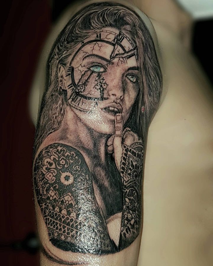 Tatuaje realista de una mujer con un reloj