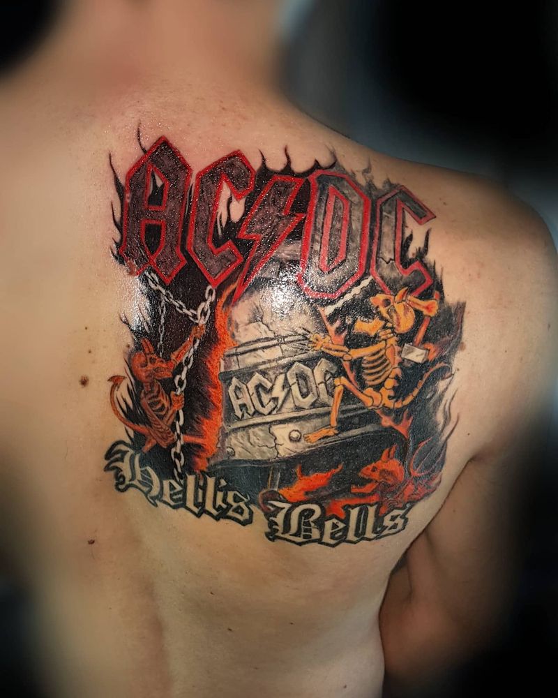 Tatuaje a color de AC/DC Hells Bells en la espalda