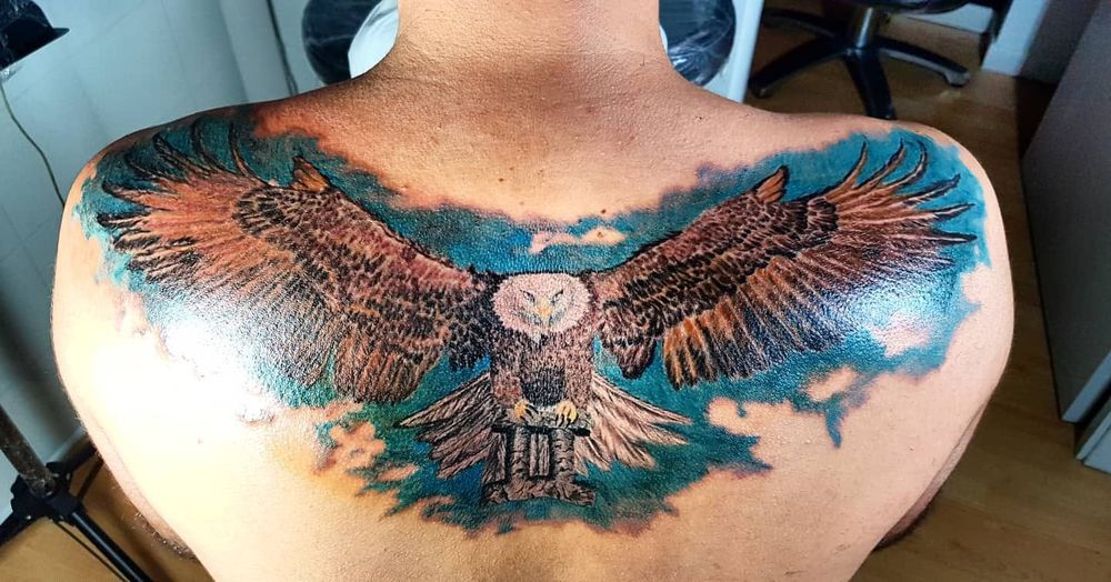 Águila a color en la parte alta de la espalda