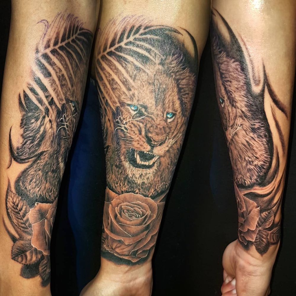 León y rosa en el antebrazo