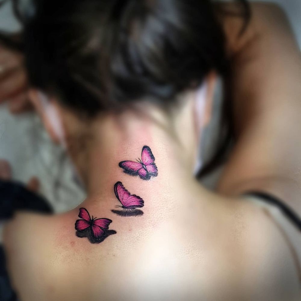 Mariposas rosas en la espalda