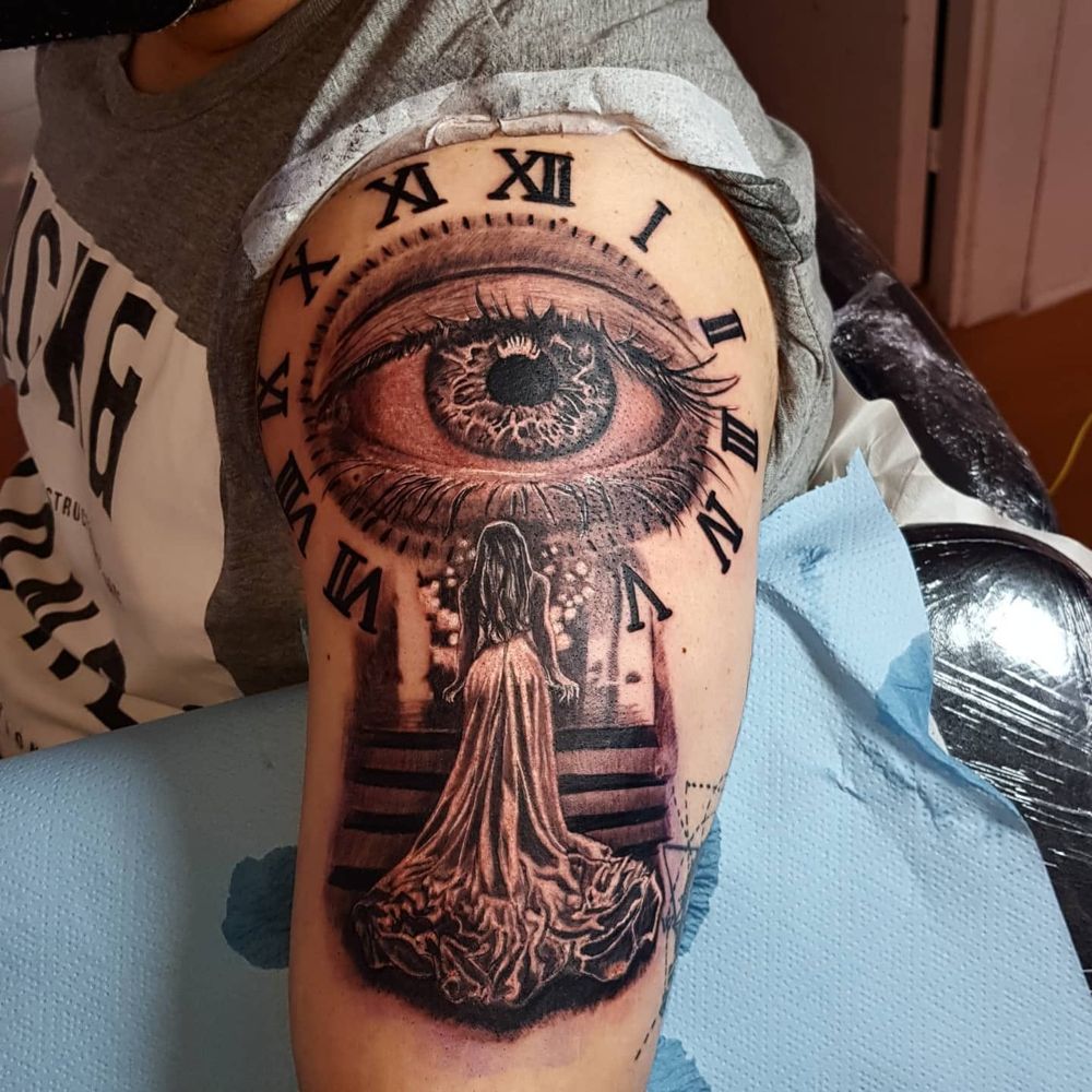Ojo y reloj romano en el hombro