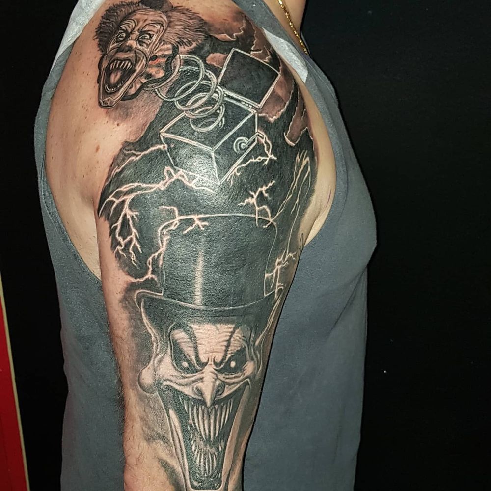 Manga de payasos en negro y gris