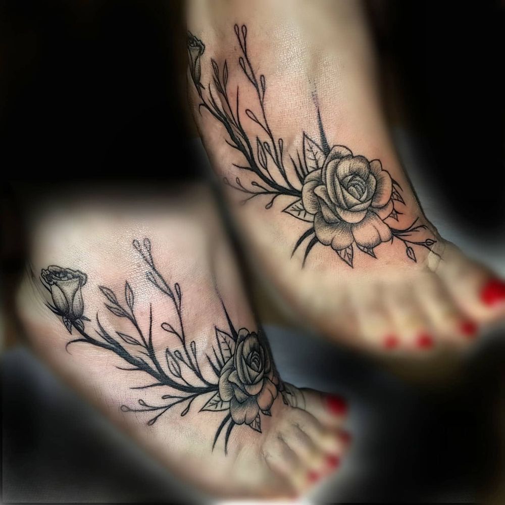 Rosas de línea fina en el pie