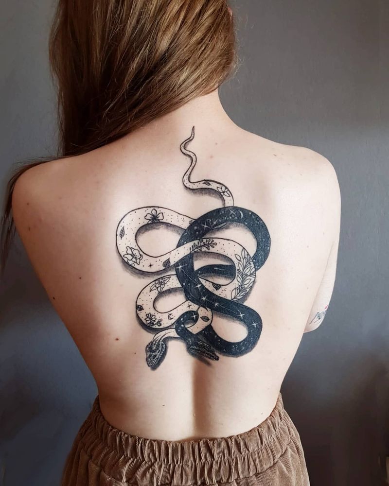 Serpiente con flores en la espalda