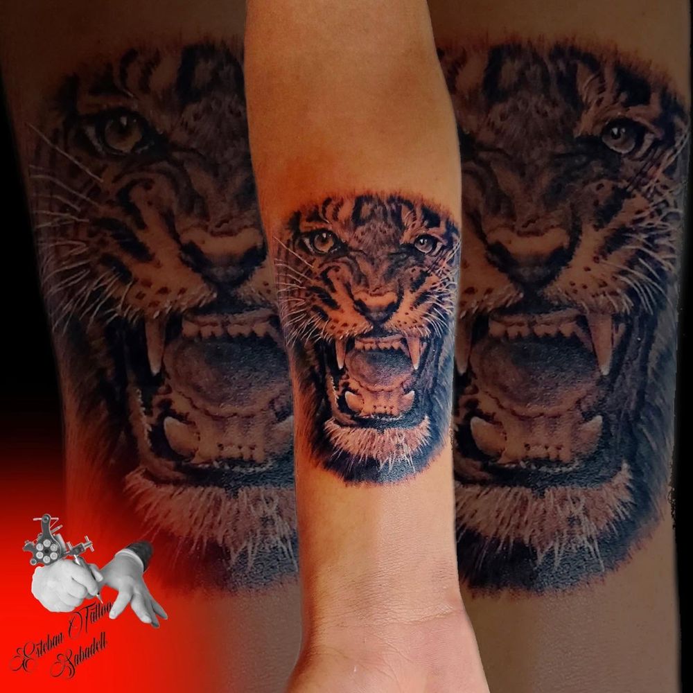 Tigre realista en el antebrazo