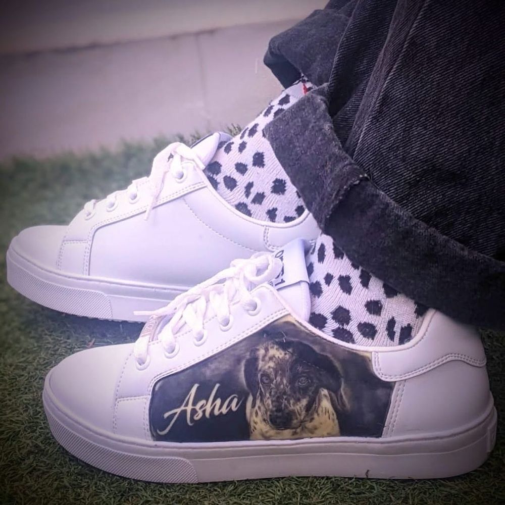 Retrato de la perra Asha tatuado en unas zapatillas